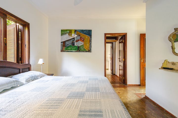 Master Suite (ghorofa ya chini). Katika mlango wa nyuma wa ufikiaji wa Kabati na Bafu la Master Suite