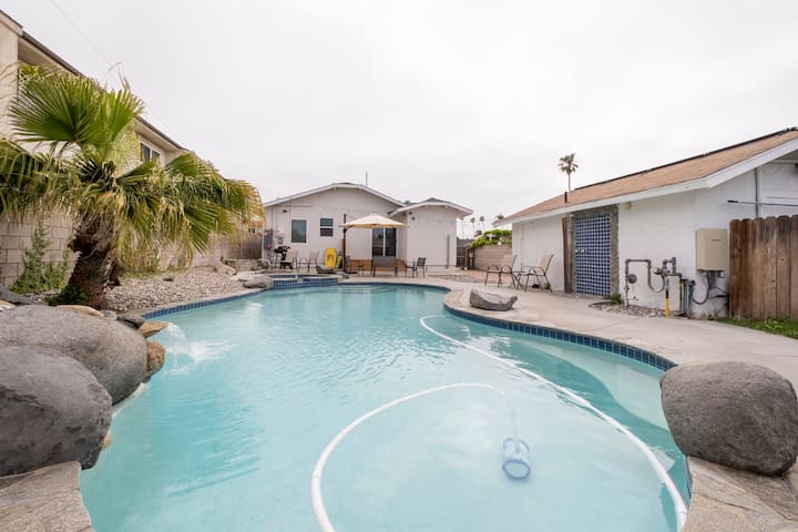 Beach House w/ Private Pool & Spa mins to beach!