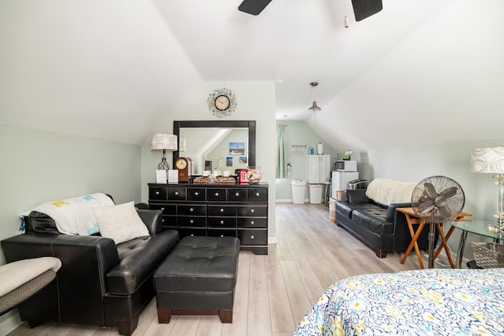 Tin Cup Chalice.  Bed & Bath W/ Separate Entrance. - Beaufort