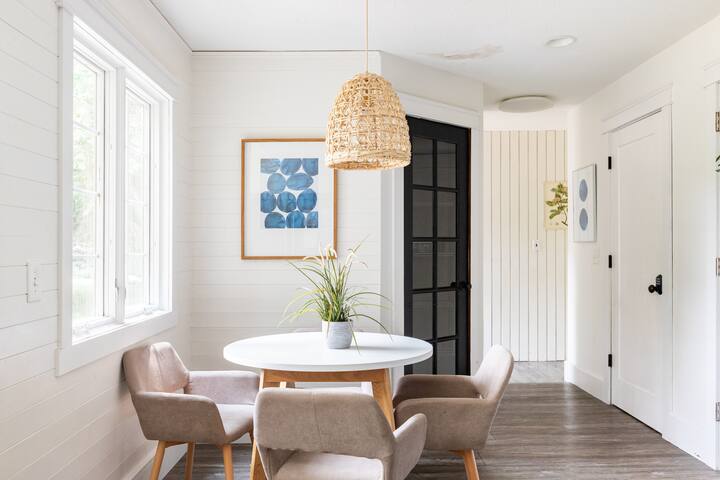 Pool, sauna, pickle ball & privacy. Sleeps 18. gallery image 5