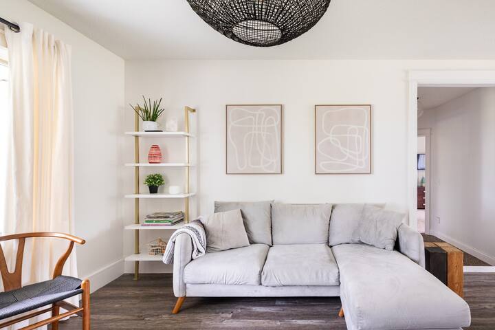 Pool, sauna, pickle ball & privacy. Sleeps 18. gallery image 2