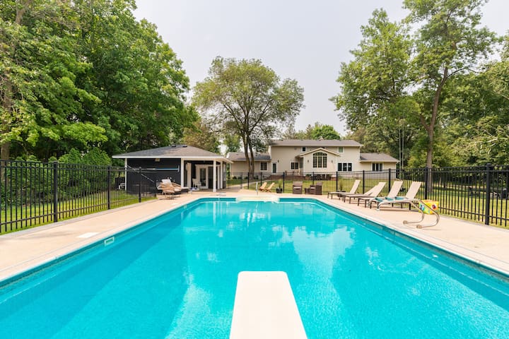 Pool, sauna, pickle ball & privacy. Sleeps 18.