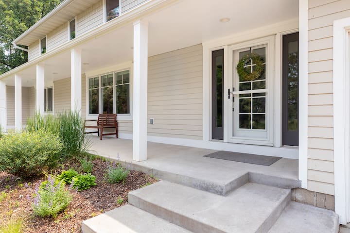 Pool, sauna, pickle ball & privacy. Sleeps 18. gallery image 3