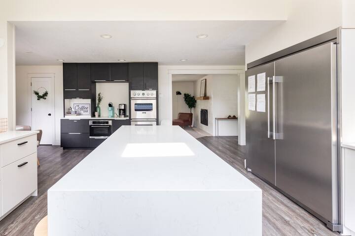 Pool, sauna, pickle ball & privacy. Sleeps 18. gallery image 4