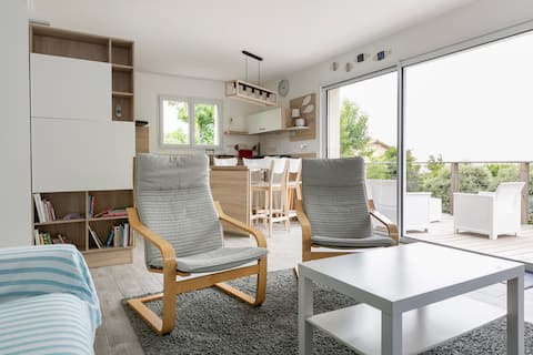 Popular Airbnb listing: Maison Préfailles, superb terrace with sea view in Préfailles