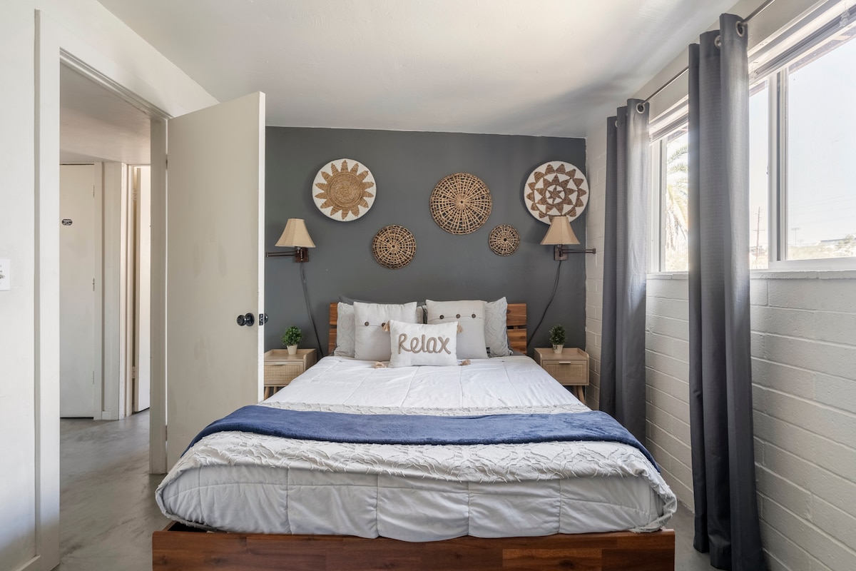 เตียงที่ทำอย่างเป็นระเบียบดูอบอุ่นและน่าอยู่มากคุณจะอยากดำดิ่งลงไปเลย!