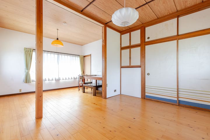 12 татами спална соба (соба на 2-ри кат): во плакарот има 5 комплета футони.Опуштете се со маса за седење и перниче.Има клима уред.Добра сончева светлина и светлина од ветер.