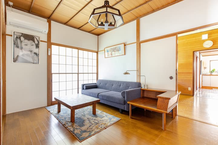 Спална соба со 6 татами душеци: каучот и ТВ-собата во форма на 42 се користат како спална соба за кучиња кои престојуваат во неа.Има клима уред.Во плакарот има перничиња и футони.