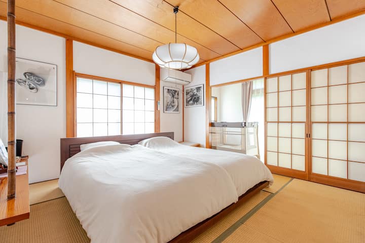 Спална соба со 8 татами: 1 брачен кревет (широк 150-179 см).Јас сум на душек споредлив со луксузен хотел.На крајот на шоџи, две футони се поставени на широкиот раб.Прикажуваме 7 оригинални отпечатоци од фотографот и Кеи Араки.Клима-уредот е Daikin, „Uuru“, и Sarasa.