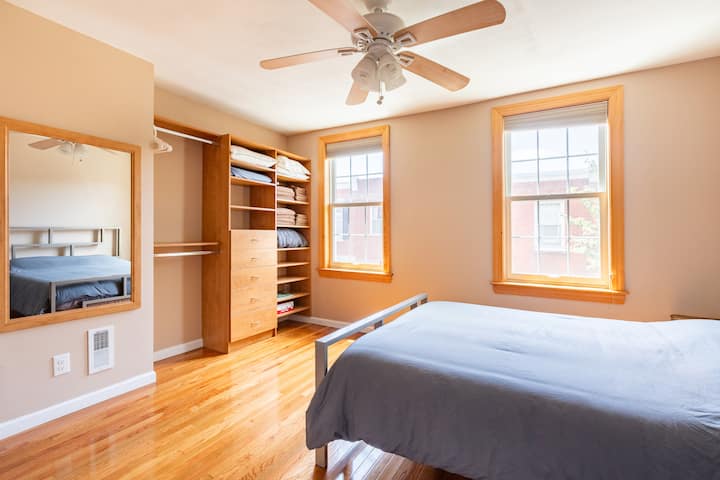 سرير ملكي. مروحة سقف. ستائر تعتيم. مبنية في خزانات كاليفورنيا. هذه هي غرفة النوم الأمامية. 