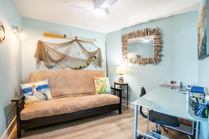 Den kwa ajili ya Chumba cha Kulala cha Ziada, Futon huingia kwenye Kitanda cha Mara Mbili na Pazia la Faragha, au utumie kama Ofisi