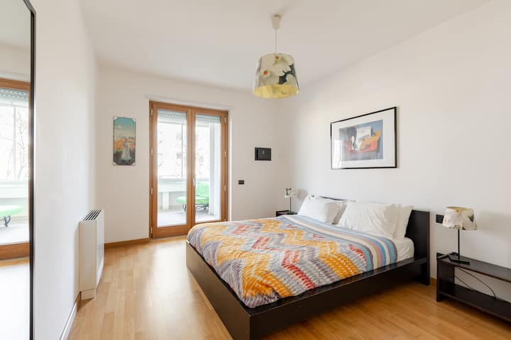 第二间客房配备双人床。