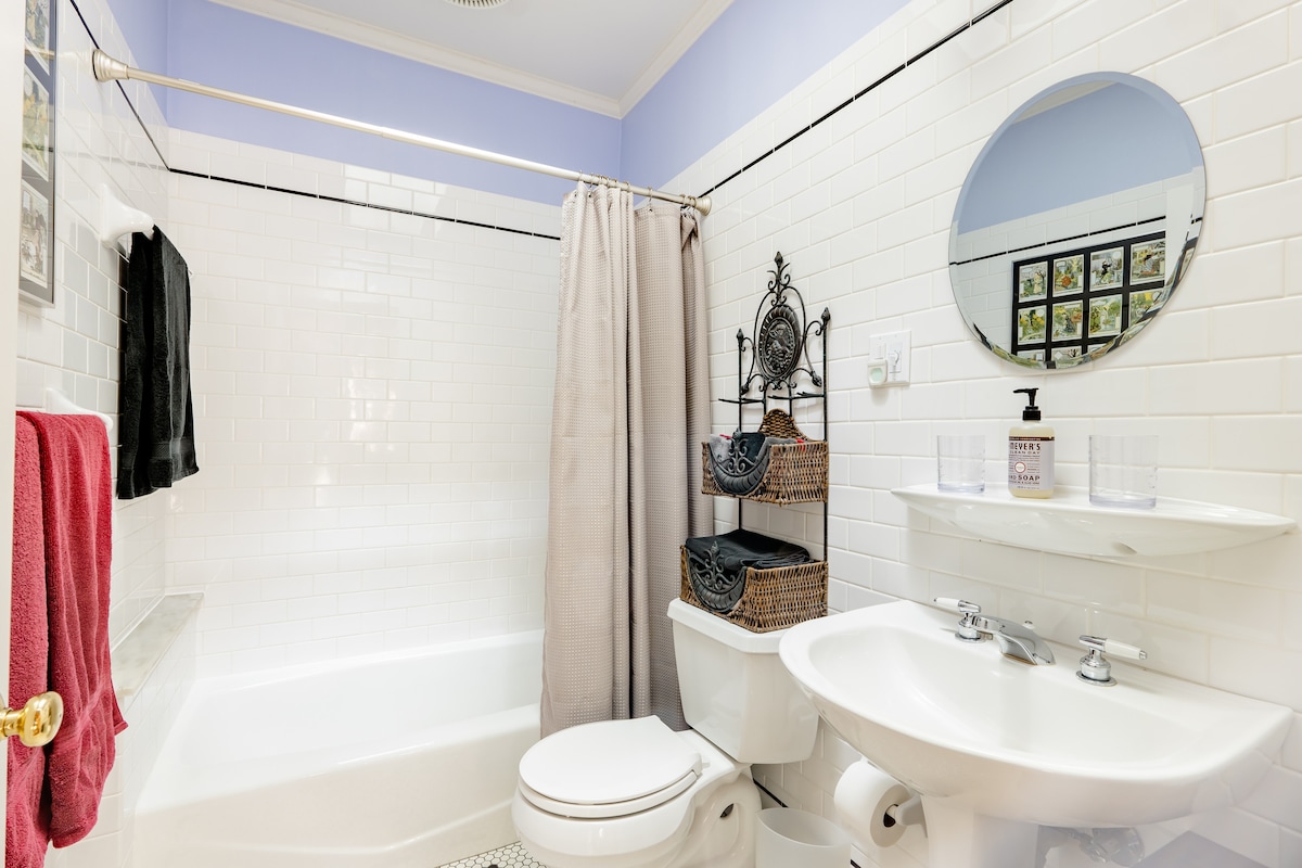 Elm Street Bungalow - private bath & entrance