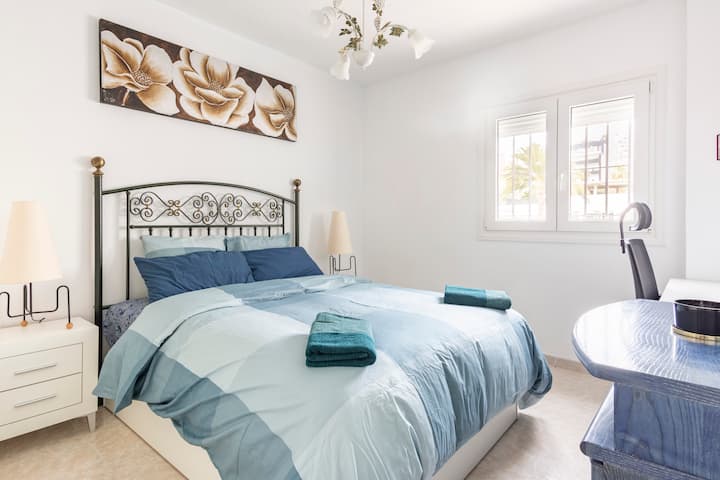 Изглед към вторична стая от вратата