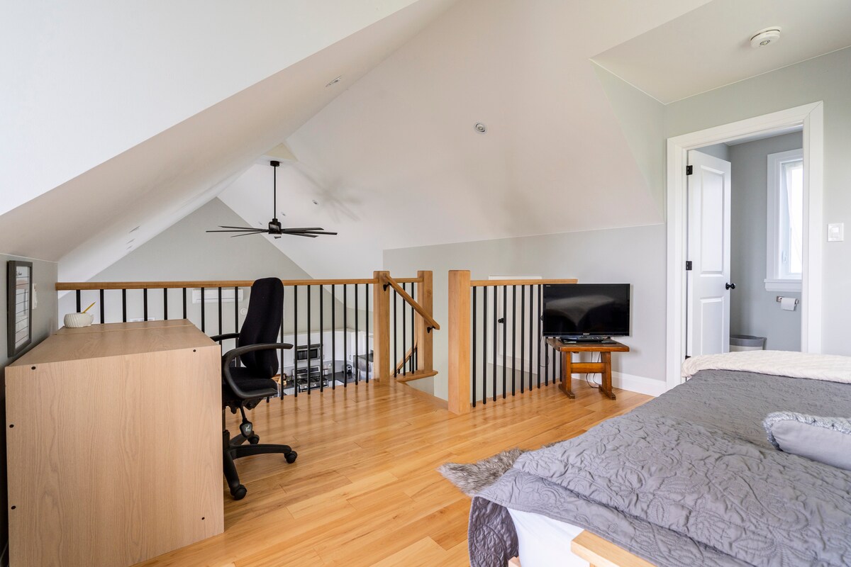 אזור עבודה שימושי ומסתתר עבורכם - למקרה שתצטרכו מקום כזה! תאורה נוספת, כיסא נוח, פינה חמודה ושולחן כתיבה גדול מאפשרים לכם לעבוד בנוחות. ייתכן שלא תוכלו לשבת כאן הרבה זמן כשהחוף היפה קורא לכם.