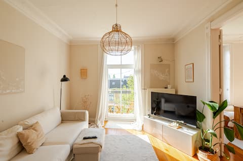 Erfolgreiche Airbnb-Immobilie: Sunny south-facing old building apartment in Winterhude in Winterhude