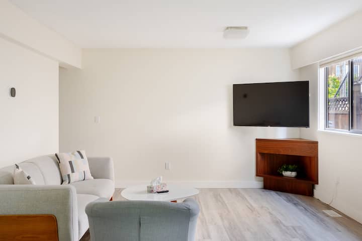 Spacious 2br Suite • Free Parking & Skytrain - Richmond