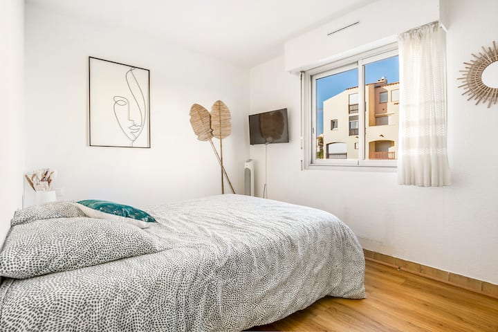 Chambre avec lit 160 x 200, placard avec rangement et télévision