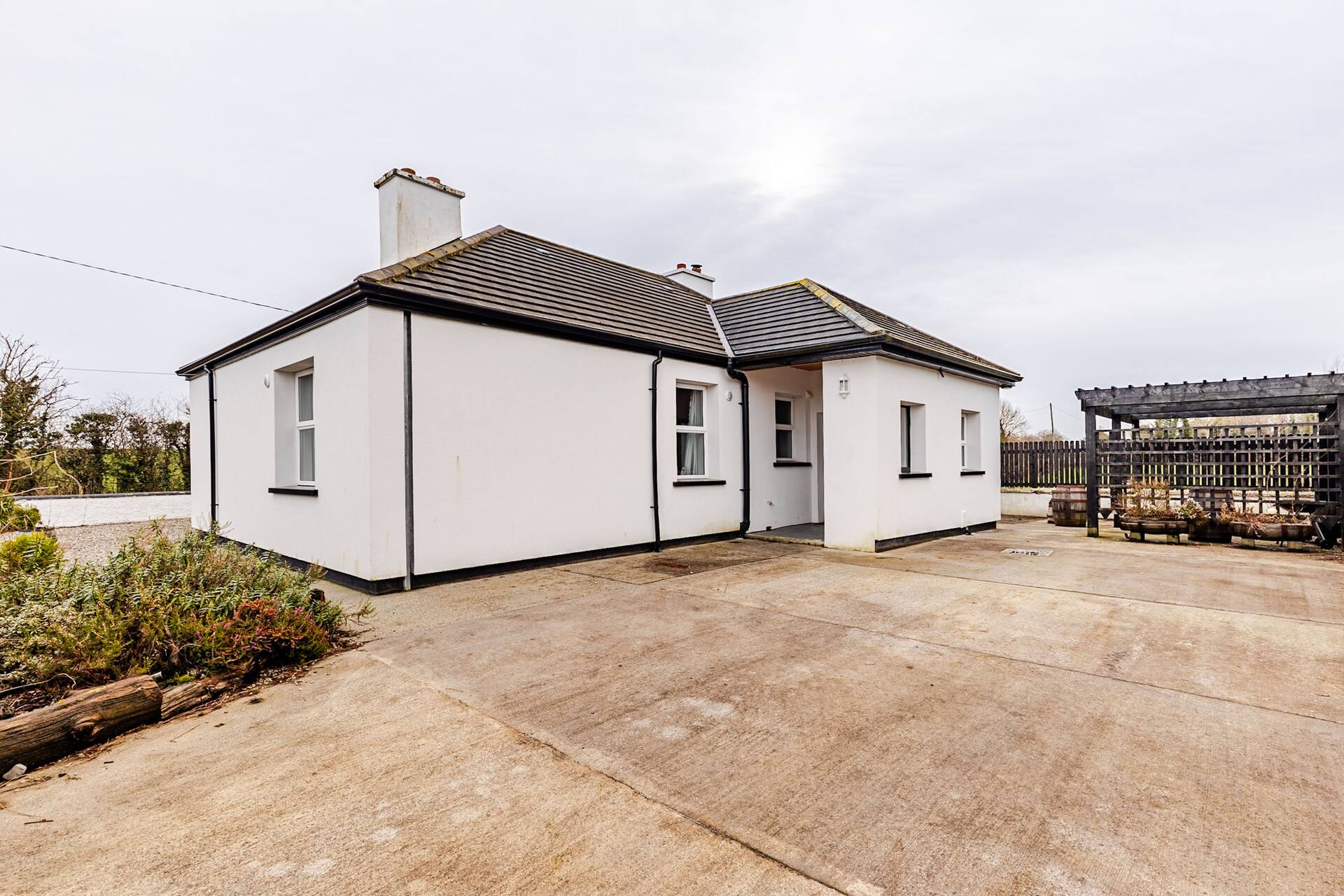 Cheerful three bedroom country cottage