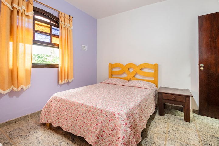 1 bračni krevet, 1 krevet za jednu osobu, stropni ventilator, ormarić