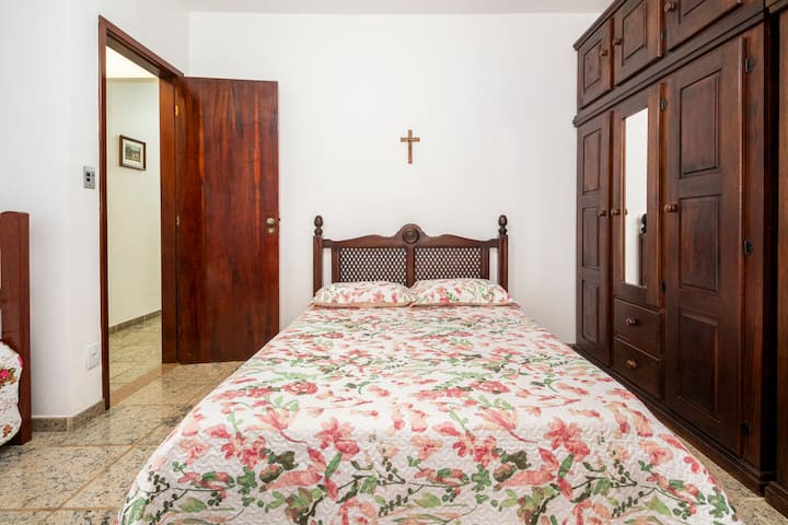 1 bračni krevet, 1 jednostruki krevet, ormarići, stropni ventilator, klima-uređaj, 1 TV