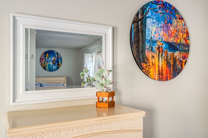 Spavaća soba 1 komoda i ogledalo.