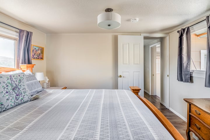 Bračni krevet (160x200) u spavaćoj sobi 2, zavjese za zamračivanje, mala komoda, pomoćni stolići.