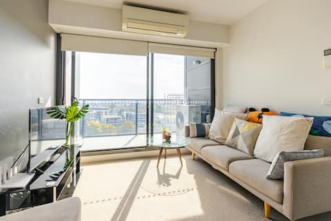 Successful Airbnb property: 2 Bedrm Apartment at Flagstaff Garden with parking in West Melbourne