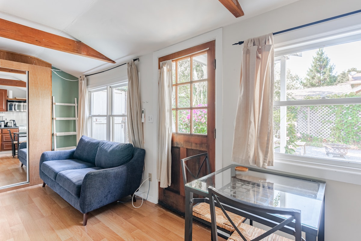 Popular Airbnb listing: Cozy Cottage Escape in the Heart of Palo Alto in Palo Alto