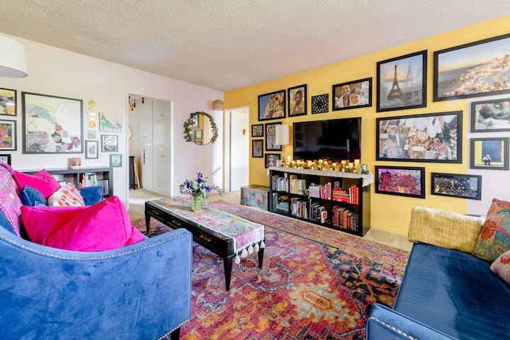 Colorful Oasis- central private 2 bed/2 bath