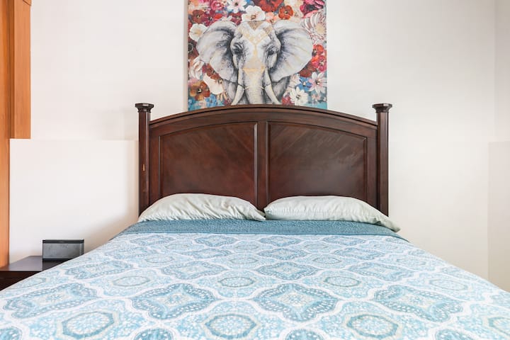 空调卧室，配备标准双人床和大衣柜。

这是次卧。