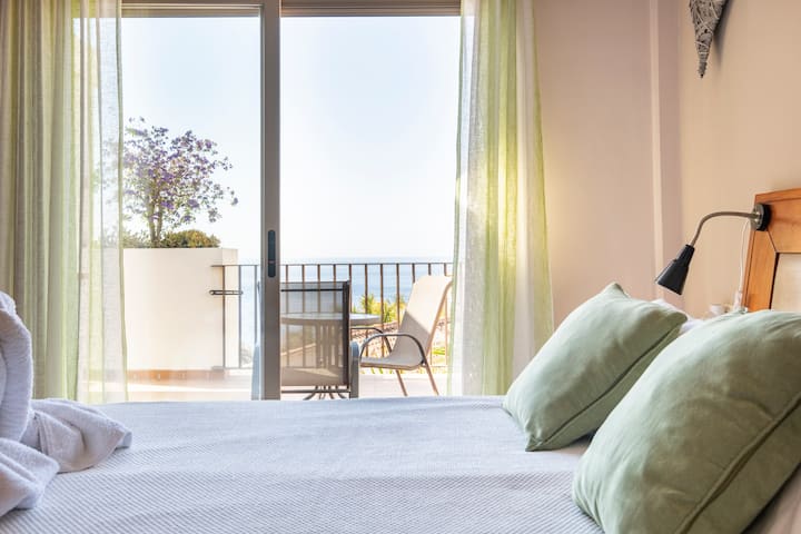 スイート内にトイレとシャワー、大きなクローゼット、そして眠りにつくときと目覚めるときに見える素晴らしい景色を備えた素敵な寝室。また、ベビーベッド、ベビーチェア、洗濯機の上に置くおむつ交換台のマットレスをレンタルすることもできます。