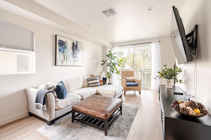 Cheerful 3B/3.5 Bath new townhouse in Sherman Oaks