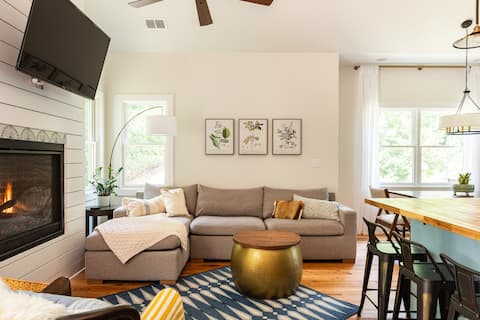 Top Airbnb: Cozy 2 BR guest house w/ balcony by Watauga River in Valle Crucis