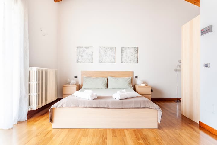 Основна спалня , много просторна, оборудвана с удобно двойно легло, гардероб и скрин, където можете да съхранявате дрехите си.
Те допълват голямата стая, балкон с масичка за кафе, където можете да се насладите на страхотно кафе.