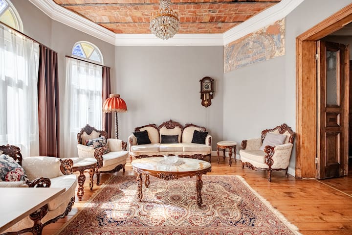 Galata Kulesine 20 adım, aynı binada 2. Ve 3.kat