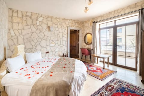 Romantic room with round bed / Inc Breakfast