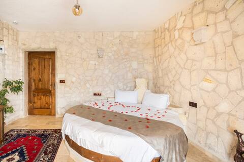 Romantic room with round bed / Inc Breakfast