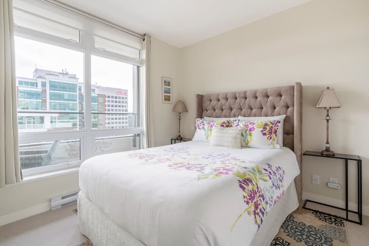 卧室配有双人床和大衣柜，可存放衣物