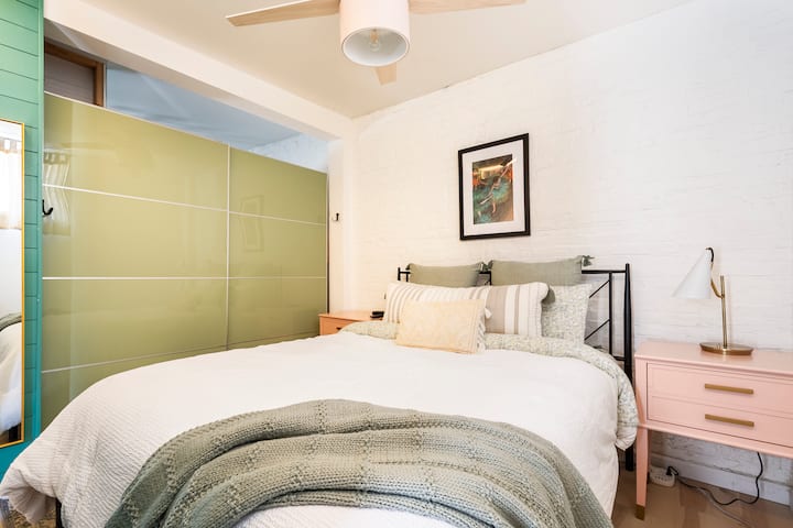 Kitanda cha malkia chenye starehe sana kilicho na mashuka yenye ubora wa hali ya juu. Kabati lake la IKEA lenye sehemu za kuning 'inia na droo 3 kwa kila upande.