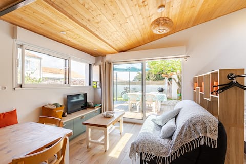 Top performing Airbnb: House with private garden in fishing village in Brem Sur Mer
