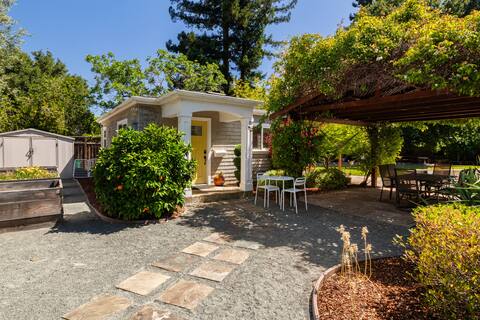 Quaint one bedroom guest cottage