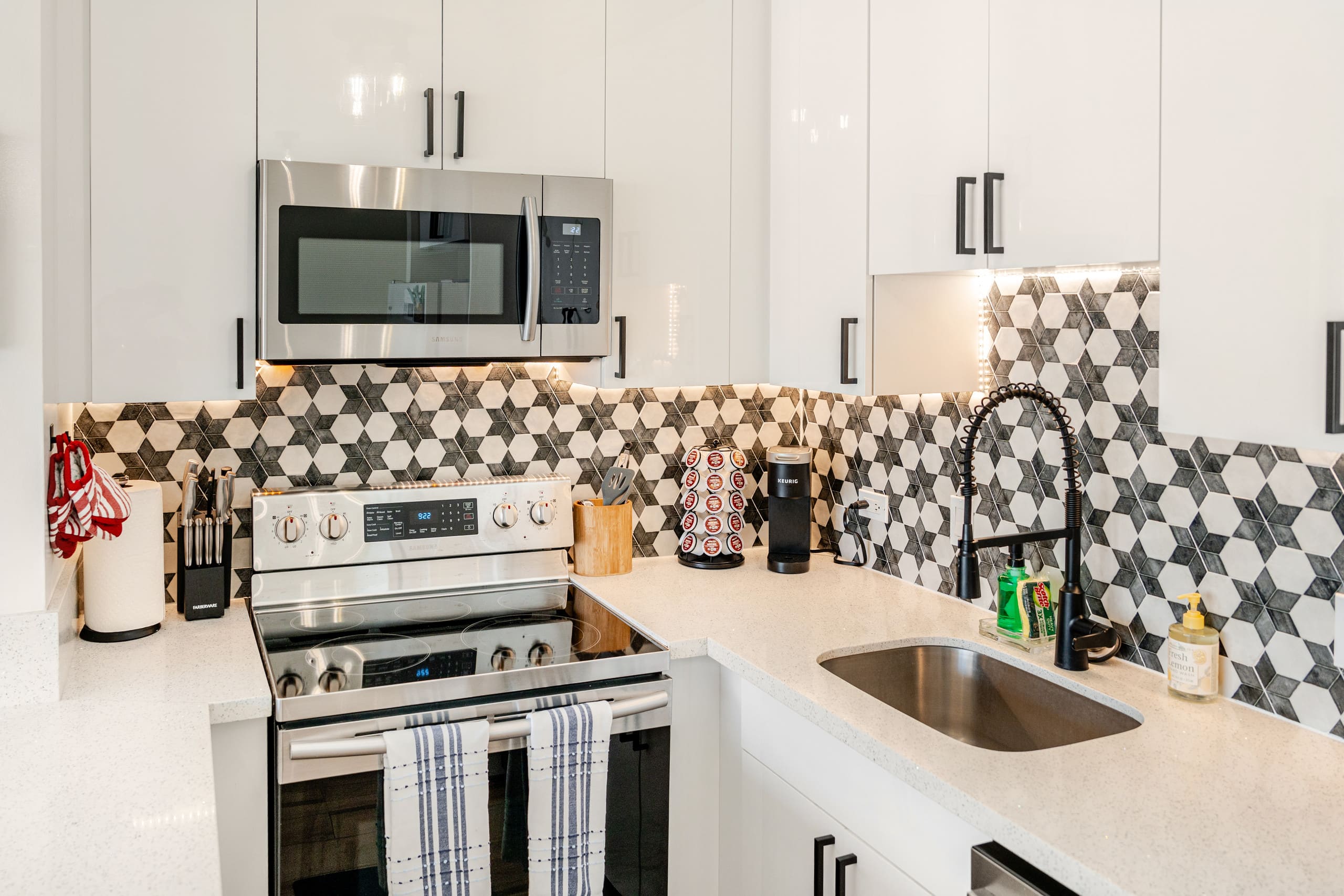 Condo in Honolulu · ★4.93 · 1 bedroom · 2 beds · 1 bath - Image 14