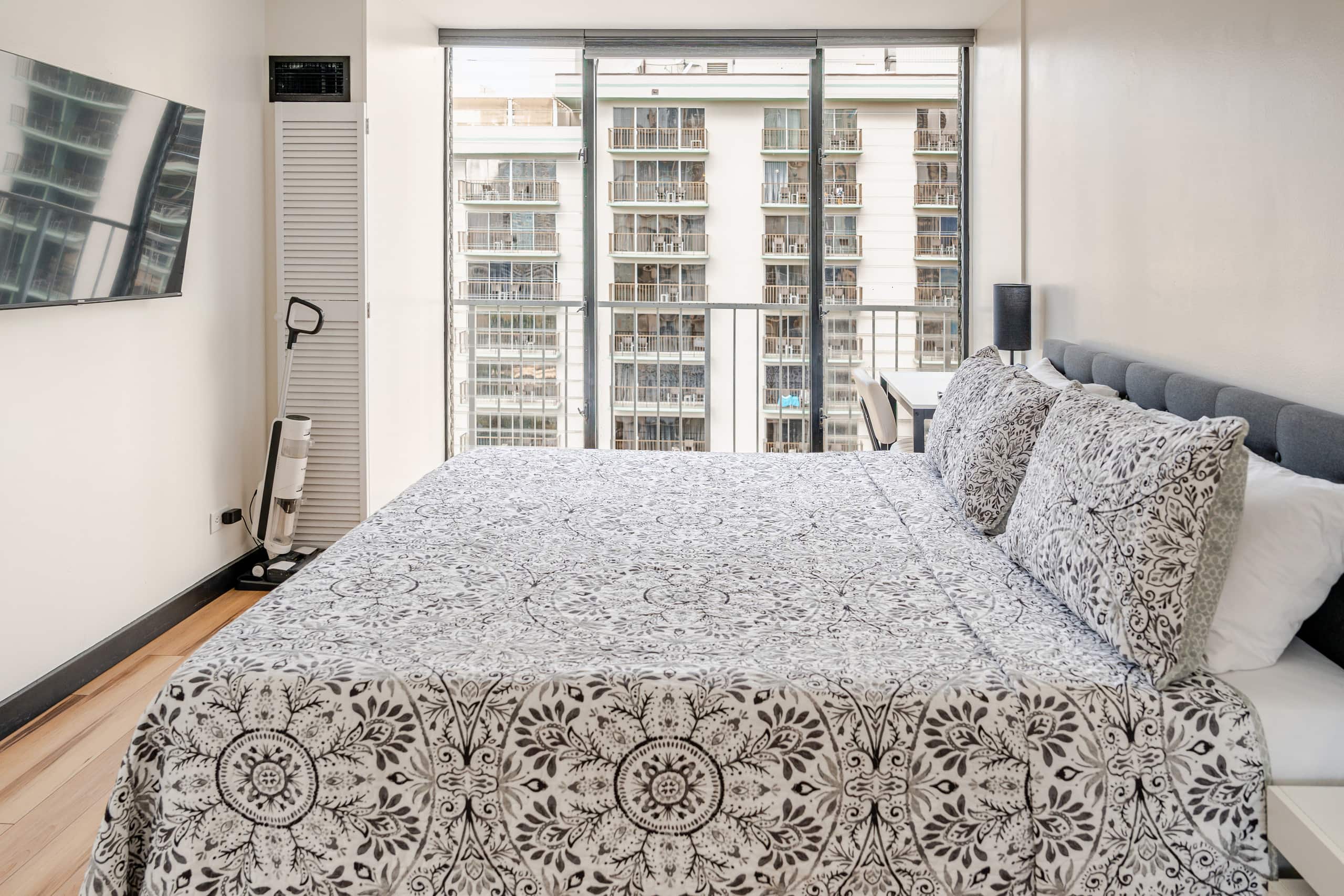 Condo in Honolulu · ★4.93 · 1 bedroom · 2 beds · 1 bath - Image 19