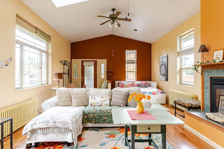 Light Filled Sunshine Cottage - SeaTac, WA