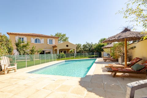 Stunning air-conditioned villa pool and close to the sea