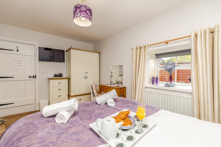 Ლუქს-კლასის საძინებელი დიდი ზომის საწოლით, სრული ზომის გარდერობით,  უჯრებით, კედელზე მიმაგრებული სმარტ-ტელევიზორით, საგარდერობო მაგიდით, საწოლის უჯრებით. Ფერების კოორდინირებული, ფართო ოთახი ლუქს-კლასის შეგრძნებებით. 