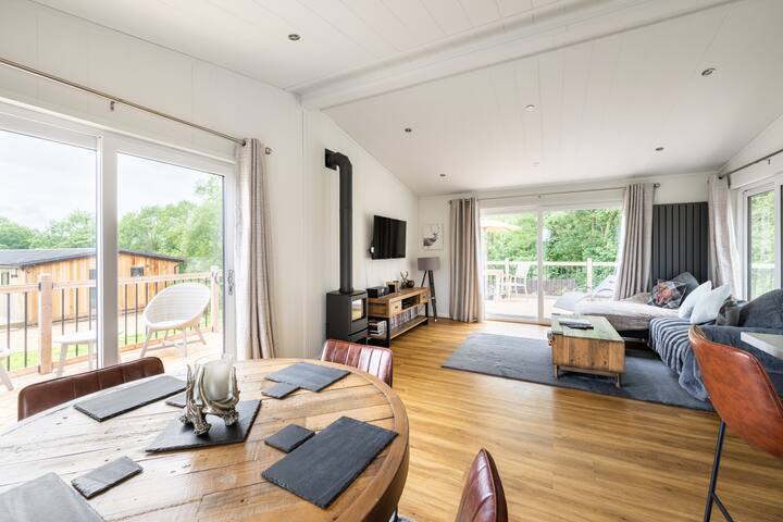 Romantic Luxury Retreat Undercover Hot Tub & Sauna - Shropshire