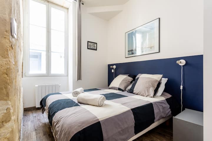 Posibilidad de preparar la habitación con 2 camas individuales o 1 cama doble - elemento a indicar en el momento de la reserva por parte del huésped. 
La cama doble se instalará de forma predeterminada.