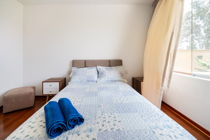 ห้องพักพร้อมห้องน้ำในตัว มีเตียงขนาด 2 ตารางเมตร 1 เตียง มีสิ่งอำนวยความสะดวกครบครันและมีแสงสว่างเพียงพอสำหรับการเข้าพักของคุณ 